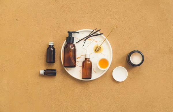 Composição Garrafas Com Cosméticos Cuidado Natural Fundo Cor — Fotografia de Stock