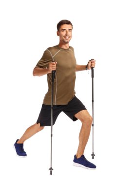 Beyaz arka planda bastonları olan genç bir adam.