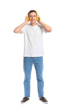Beyaz arka planda kulaklıkları olan genç bir adam.