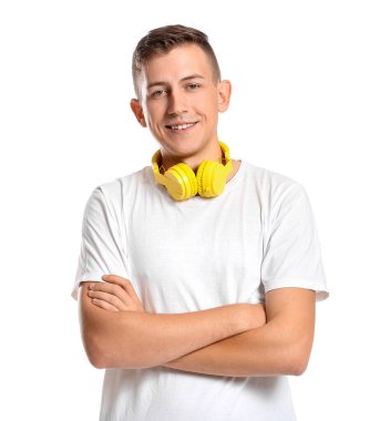 Beyaz arka planda kulaklıkları olan genç bir adam.