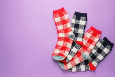 Renkli arka planda sıcak çoraplar