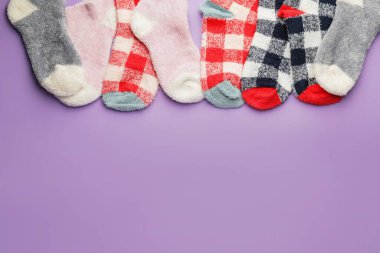 Renkli arka planda sıcak çoraplar