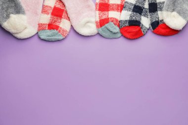 Renkli arka planda sıcak çoraplar