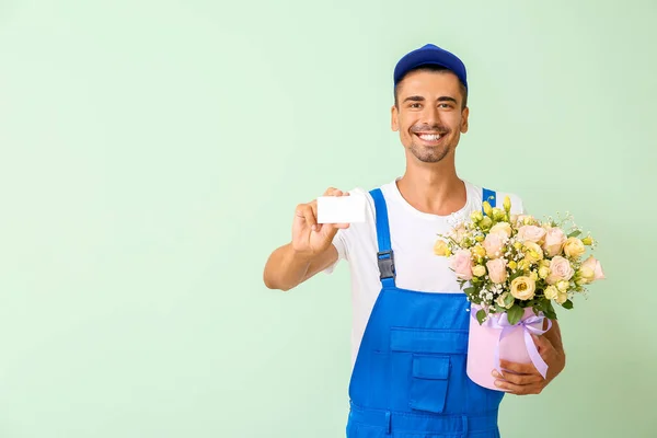 Entrega Hombre Con Ramo Flores Tarjeta Visita Sobre Fondo Color — Foto de Stock