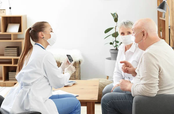 Doctor Visiting Senior Diabetic Couple Home — Stock Photo, Image