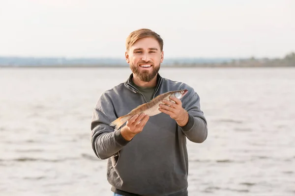 Счастливый Молодой Человек Пойманной Рыбой Реки — стоковое фото
