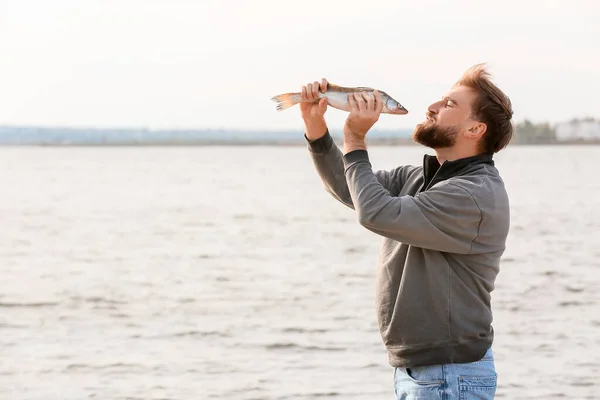 Gelukkige Jongeman Met Gevangen Vis Buurt Van Rivier — Stockfoto