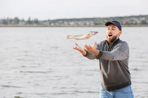 Giovane Uomo Con Pesce Catturato Vicino Fiume — Foto Stock