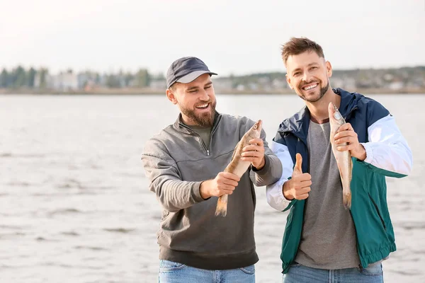Щасливі Молоді Чоловіки Рибалять Річці — стокове фото