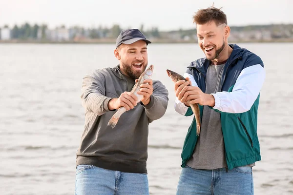 Glückliche Junge Männer Angeln Auf Dem Fluss — Stockfoto