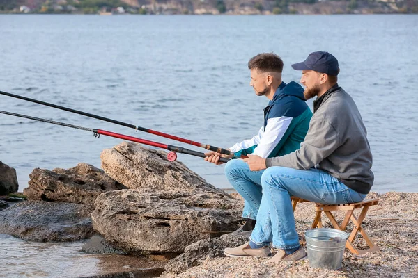 Hombres Jóvenes Pescando Río — Foto de Stock