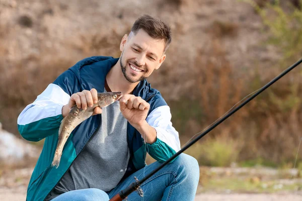 Junger Mann Angelt Auf Fluss — Stockfoto