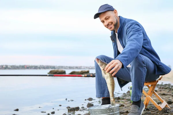 Junger Mann Angelt Auf Fluss — Stockfoto