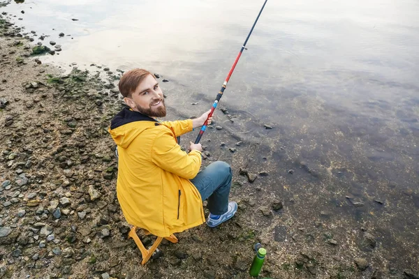 Jongeman Die Rivier Vist — Stockfoto