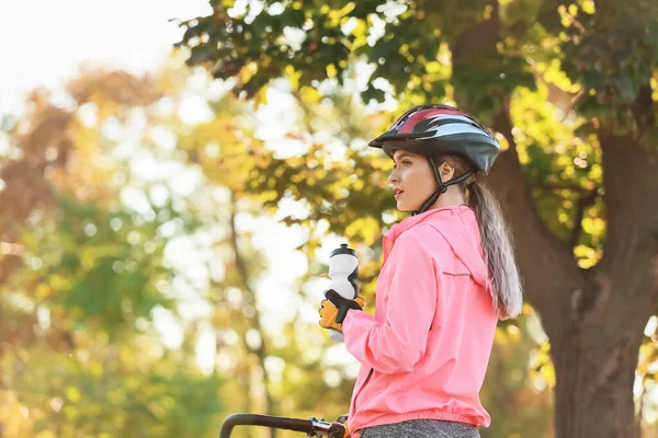 Ciclista Mujer Montar Bicicleta Aire Libre —  Fotos de Stock