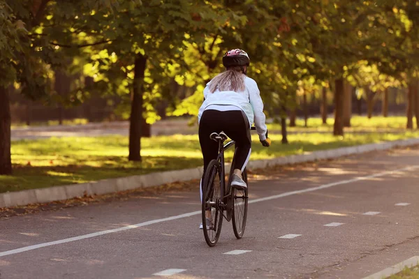 Ciclista Mujer Montar Bicicleta Aire Libre —  Fotos de Stock