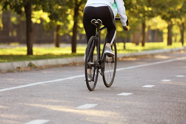 Female Cyclist Riding Bicycle Outdoors — Stock Photo, Image