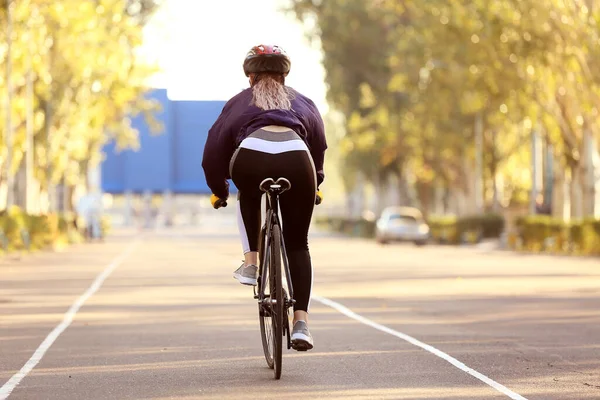 Ciclista Mujer Montar Bicicleta Aire Libre —  Fotos de Stock