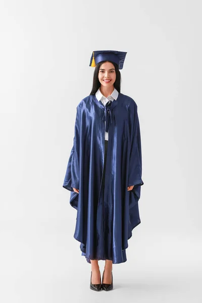Estudiante Graduada Femenina Sobre Fondo Claro —  Fotos de Stock