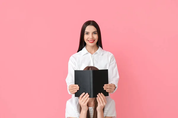 Young Women Book Color Background — Stock Photo, Image