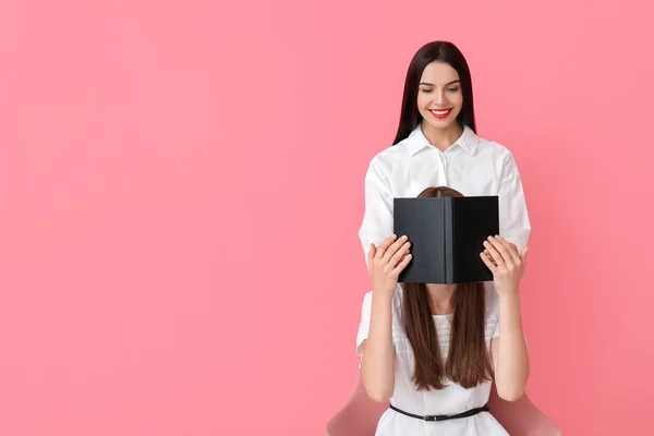 Giovani Donne Con Libro Sfondo Colori — Foto Stock