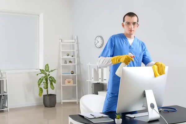 Male Janitor Cleaning Computer Office — Stock Photo, Image