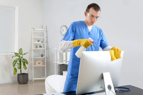 Männlicher Hausmeister Putzt Computer Büro — Stockfoto