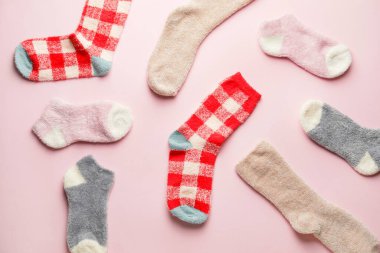 Açık renkli arka planda sıcak çoraplar