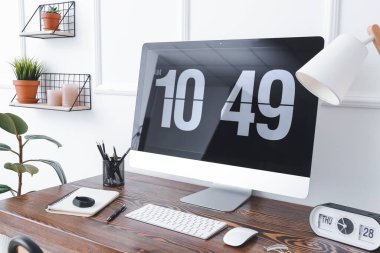 Ofisteki modern bilgisayar