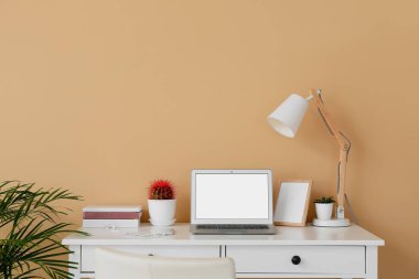 Ofisteki modern dizüstü bilgisayar