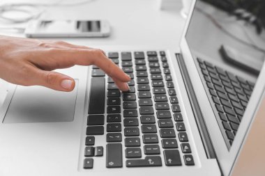 Modern laptop kullanan kadın, yakın plan