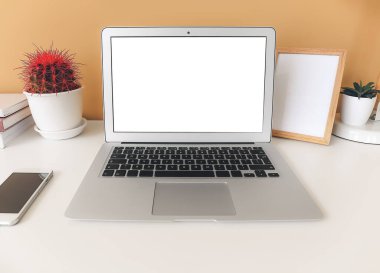 Ofisteki modern dizüstü bilgisayar