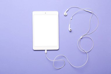 Renkli kulaklıklı tablet bilgisayar