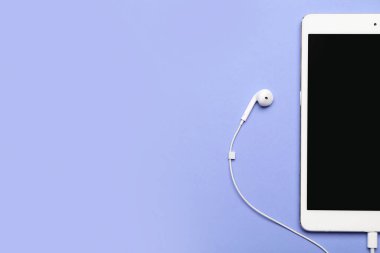 Renkli kulaklıklı tablet bilgisayar