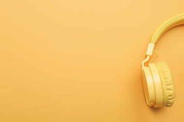 Renk arkaplanındaki kulaklıklar, kapat