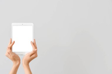 Beyaz arkaplanda tablet bilgisayarı olan kadın elleri