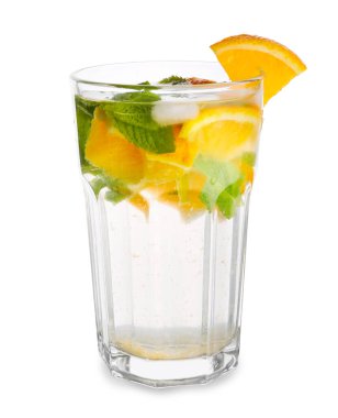 Beyaz arka planda bir bardak soğuk mojito.