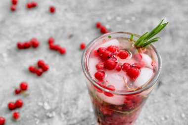 Masada bir bardak dut mojito.