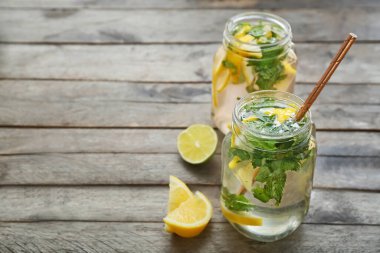 Tahta masada bir bardak limonlu mojito.