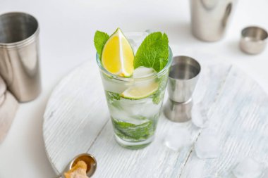 Masada bir bardak taze mojito.