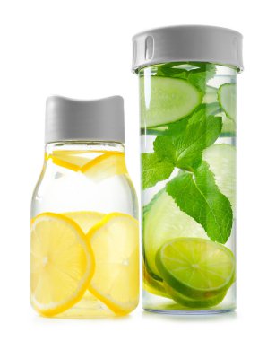 Beyaz arka planda naneli, limonlu ve limonlu temiz su şişeleri