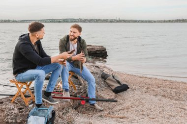 Nehirde balık tutan gençler