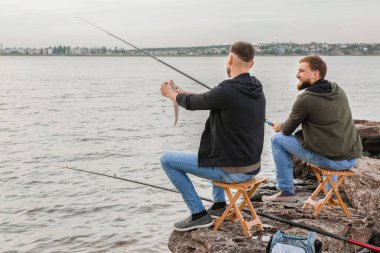 Nehirde balık tutan gençler