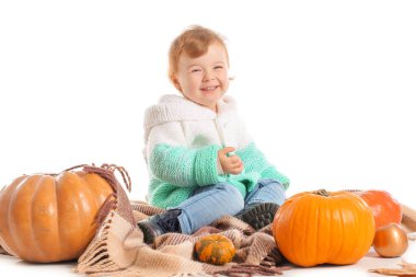 Beyaz arka planda balkabakları olan şirin bir bebek.