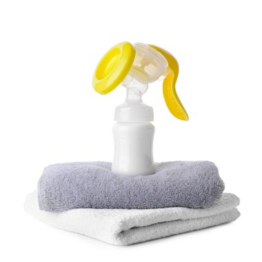 Beyaz arka planda havluları olan göğüs pompası