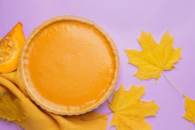 Renkli arkaplanda lezzetli kabak turtasıyla kompozisyon