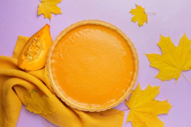 Renkli arkaplanda lezzetli kabak turtasıyla kompozisyon