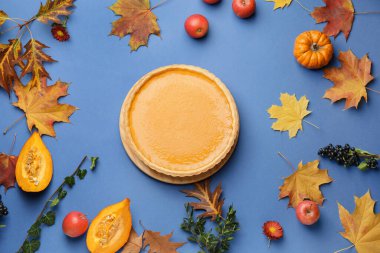 Renkli arkaplanda lezzetli kabak turtasıyla kompozisyon