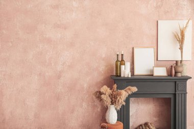 Renkli duvarın yanında şık bir şömine.