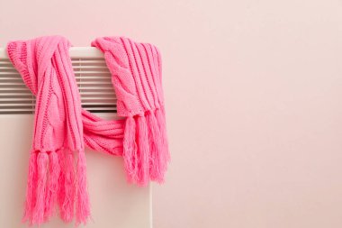 Radyatörde sıcak eşarp. Isınma mevsimi kavramı